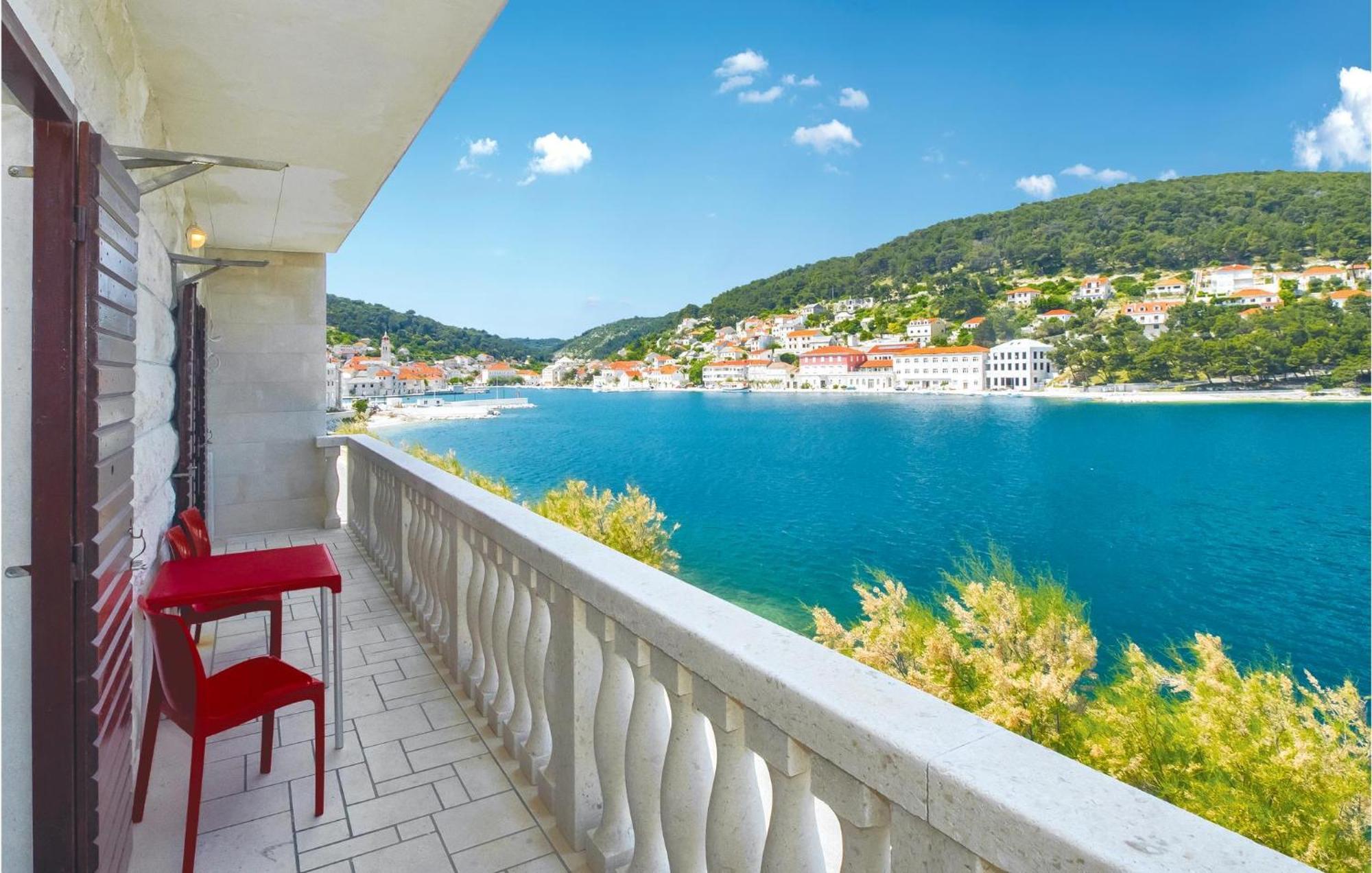 Beautiful Home In Pucisca With Wifi Екстериор снимка